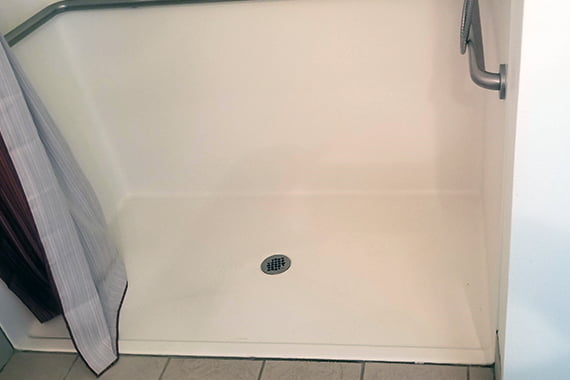 Avamere at Moses Lake Apartment Bathroom Shower