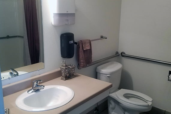 Avamere at Moses Lake Apartment Bathroom